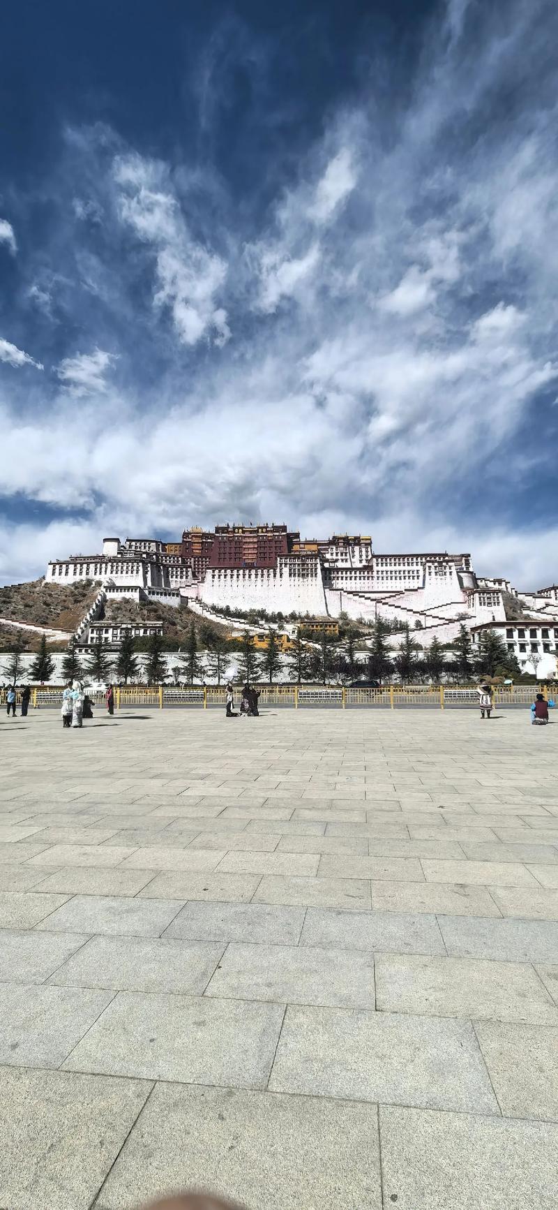 拉萨旅游：藏地明珠璀璨闪烁